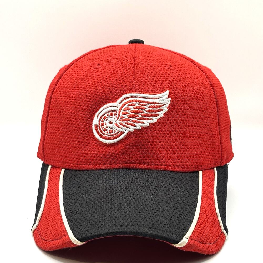 Detroit Red Wings Hat Cap Fitted Mens Medium Small Red Black NHL Hockey New Era